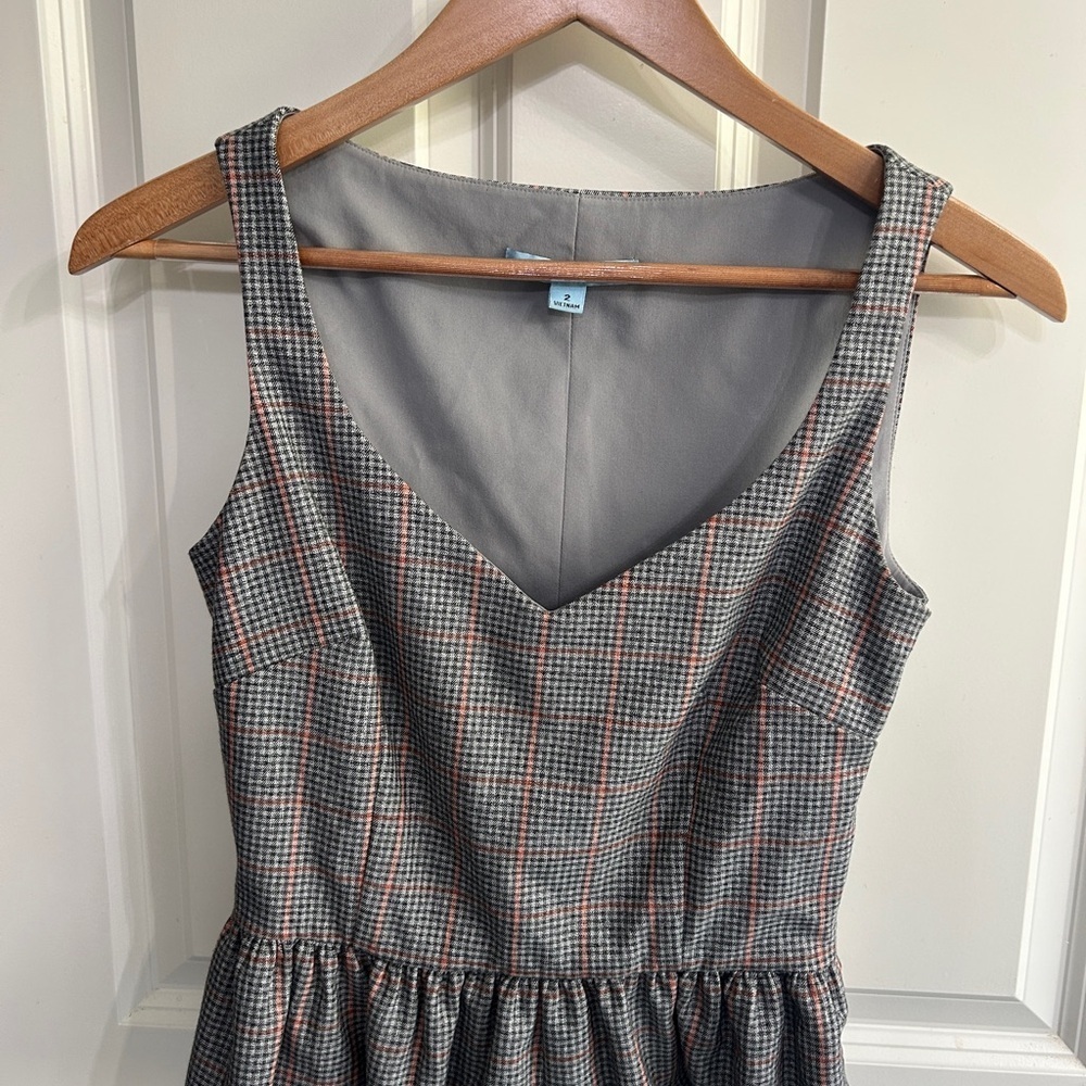 Excellent condition Antonio Melani size 2 grey windowpane plaid peplum tank.